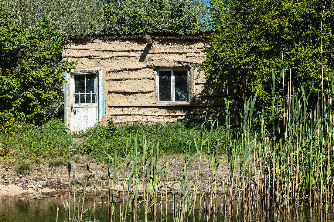 Donaudelta im April, Lehmhütte am Ufer des Lacul Merhei, Mila 23, Tulcea, Rumänien.