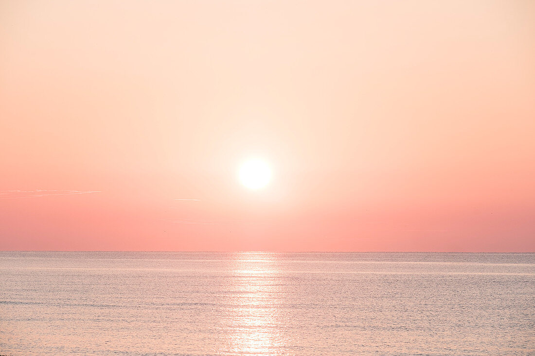 Sonnenaufgang über dem Schwarzen Meer, Vadu, Constanta/Konstanza, Rumänien.