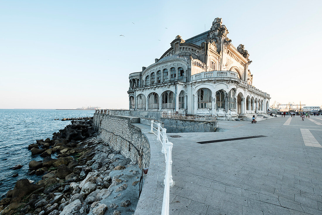 Altes Casino von Konstanza am Schwarzen Meer in der Abendsonne, Constanta, Rumänien.