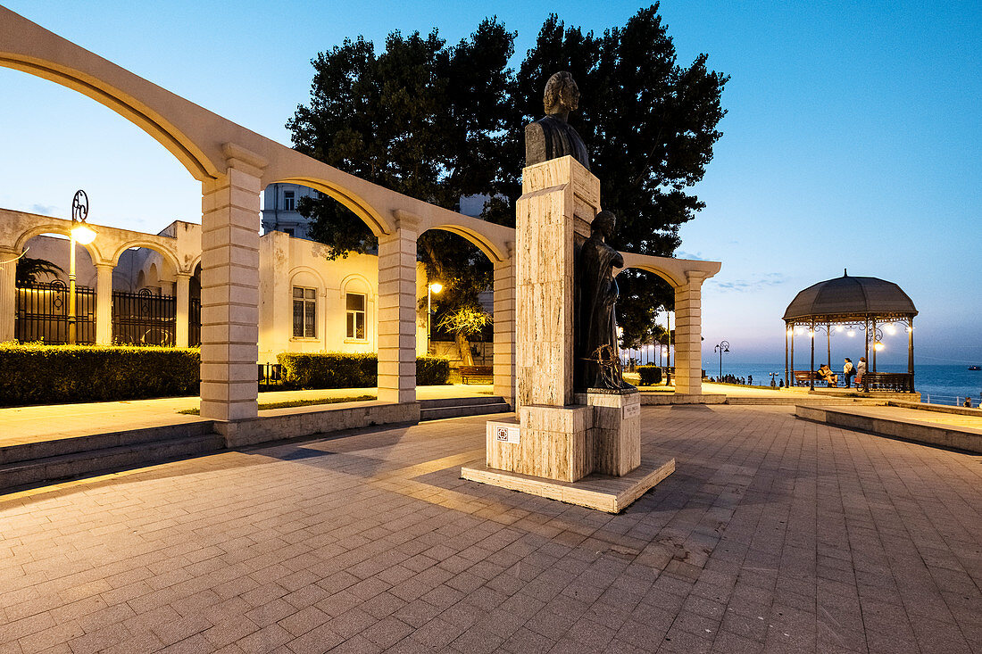 Uferweg von Konstanza am Schwarzen Meer in der Abenddämmerung, Constanta, Rumänien.