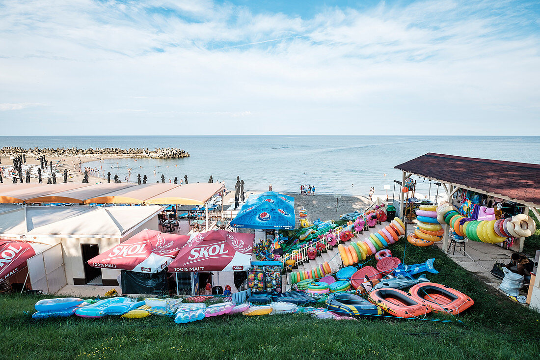 Schwarzmeerküste: Verkaufsstände am Strand, Olimp, Kreis Constanta, Rumänien.