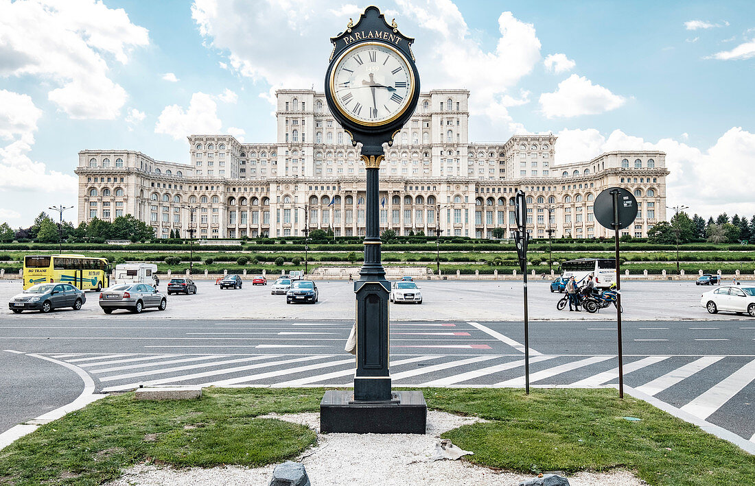 Parlamentspalast von Rumänien und Piața Constituției in der Hauptstadt Bukarest. Früher Haus des Volkes/Casa Poporului genannt.