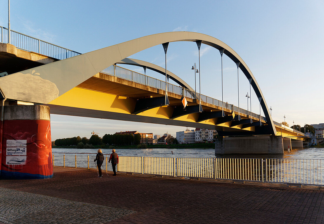 Friedensbrücke, Frankfurt/Oder, Blick nach Slubice in Polen, Land Brandenburg, Deutschland