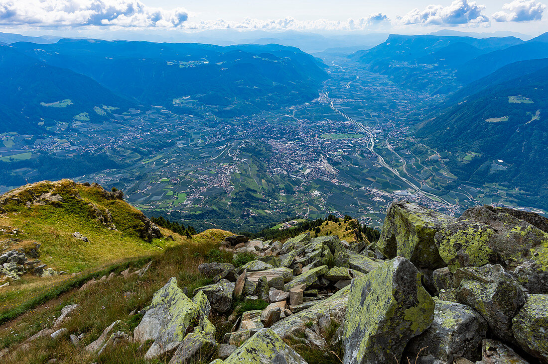 Die Mutspitze, der Hausberg von Dorf Tirol mit Blick auf Meran und dem Etschtal in Südtirol, Italien