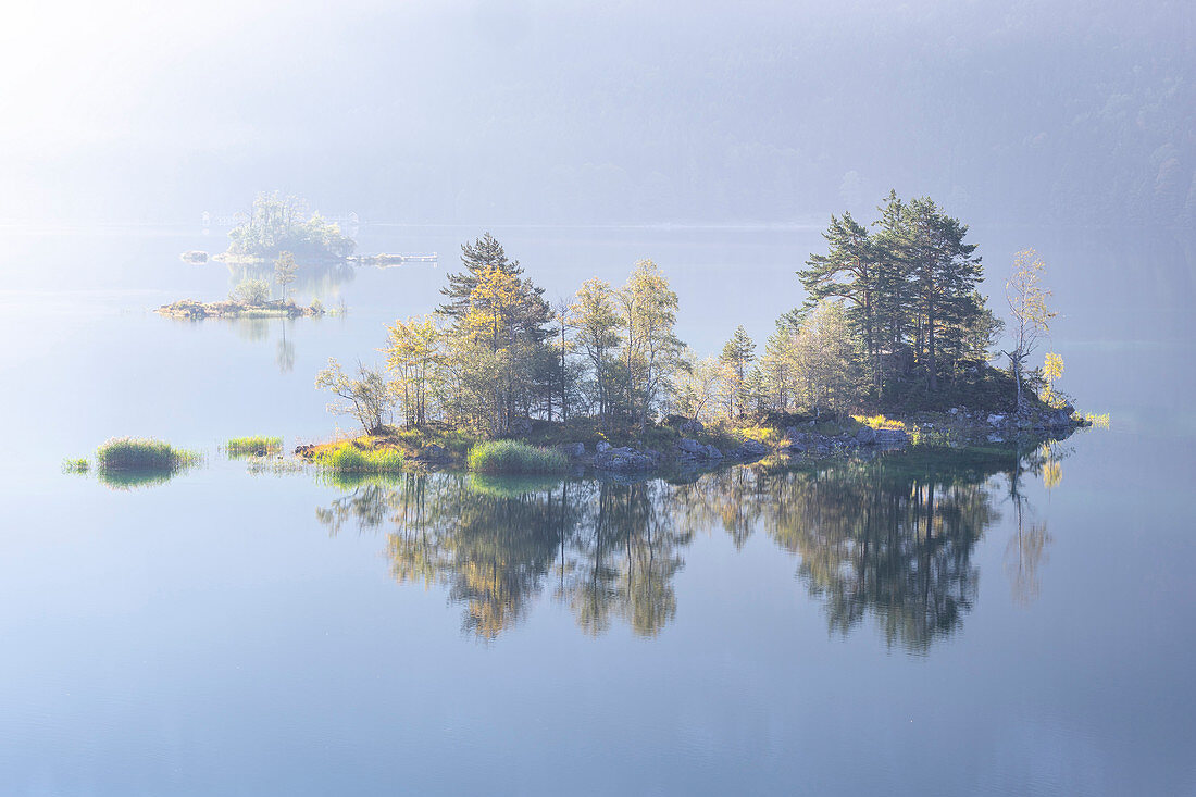 Insel im Eibsee im Herbst, Garmisch-Partenkirchen, Bayern, Deutschland