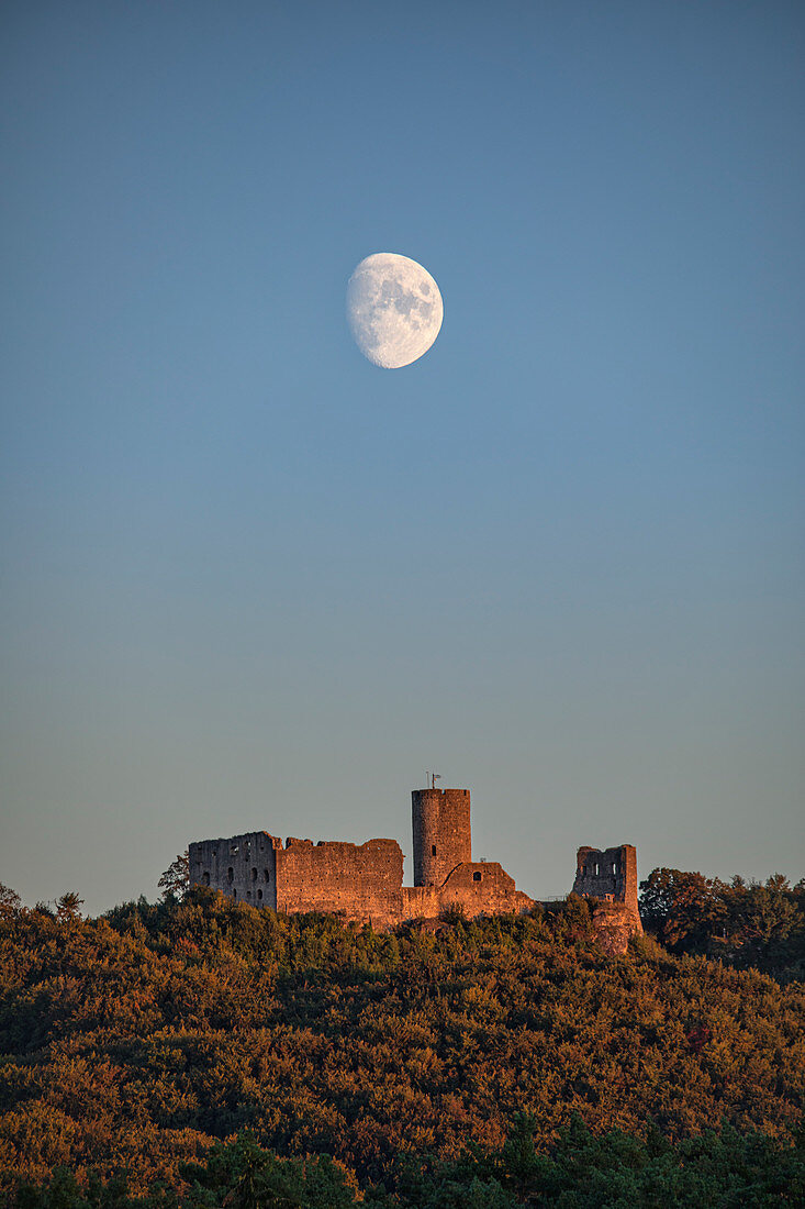 Der aufgehende Mond über der Ruine Wolfstein bei Neumarkt in der Oberpfalz, Bayern, Deutschland, Europa