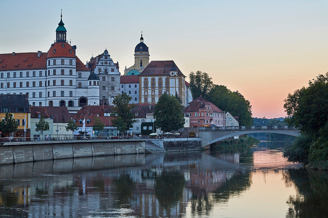 Schloß und Schloßkirche in Neuburg an der Donau, Sonnenuntergang, Bayern, Deutschland, Europa