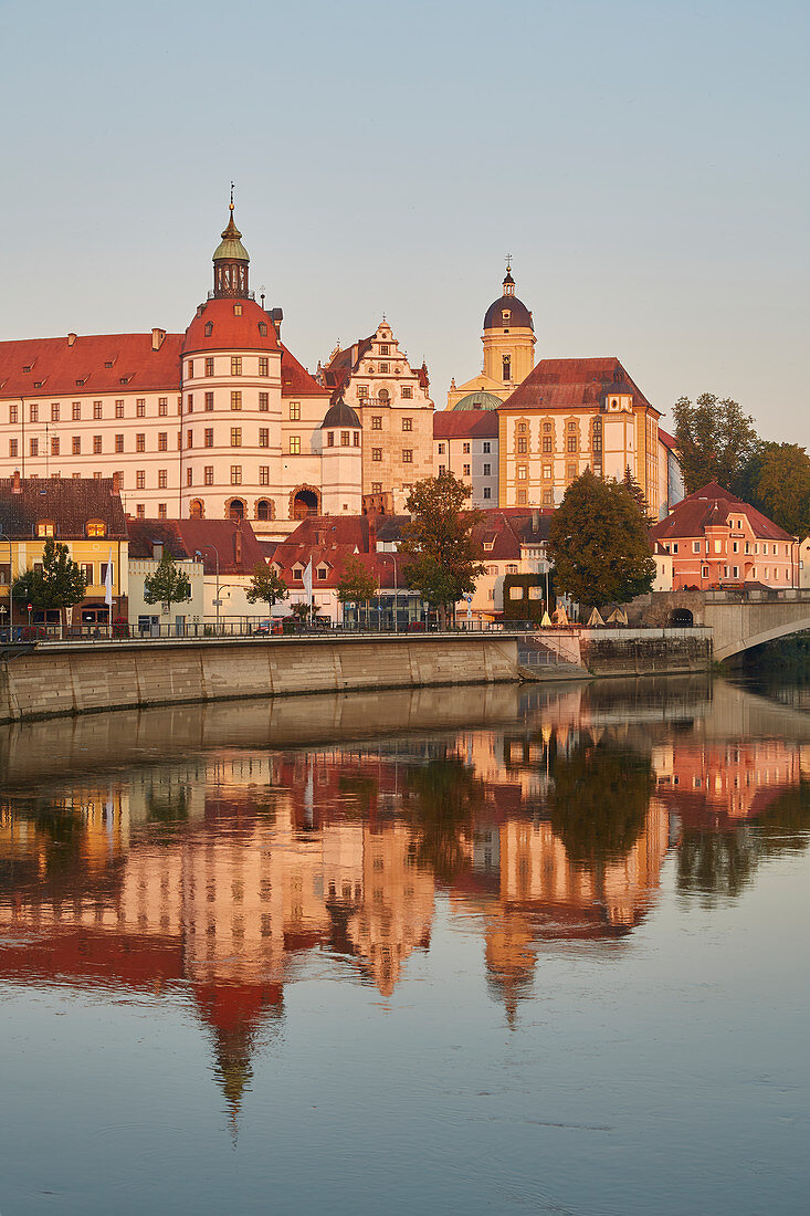 Schloß und Schloßkirche in Neuburg an der Donau, Sonnenaufgang, Bayern, Deutschland, Europa