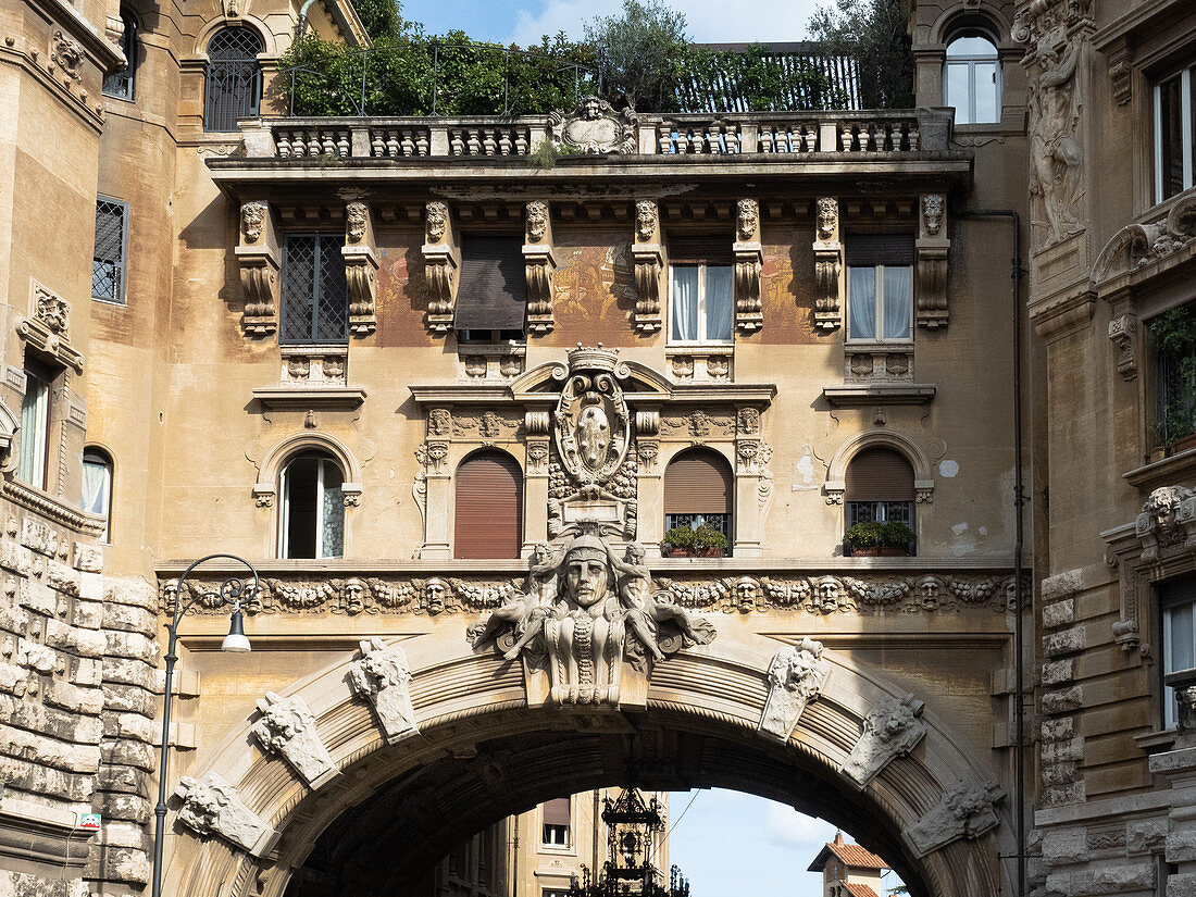 Quartiere Coppede, Rom, Italien: Torbogen zwischen den beiden Türmen des Palazzi degli Ambasciatori