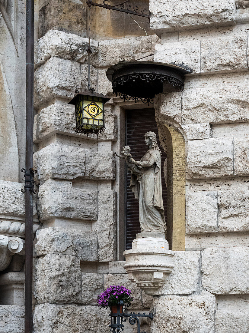 Quartiere Coppede, Rom, Italien: Details eines der Türme von Palazzi degli Ambasciatori, mit Skulpturen in der Fassade