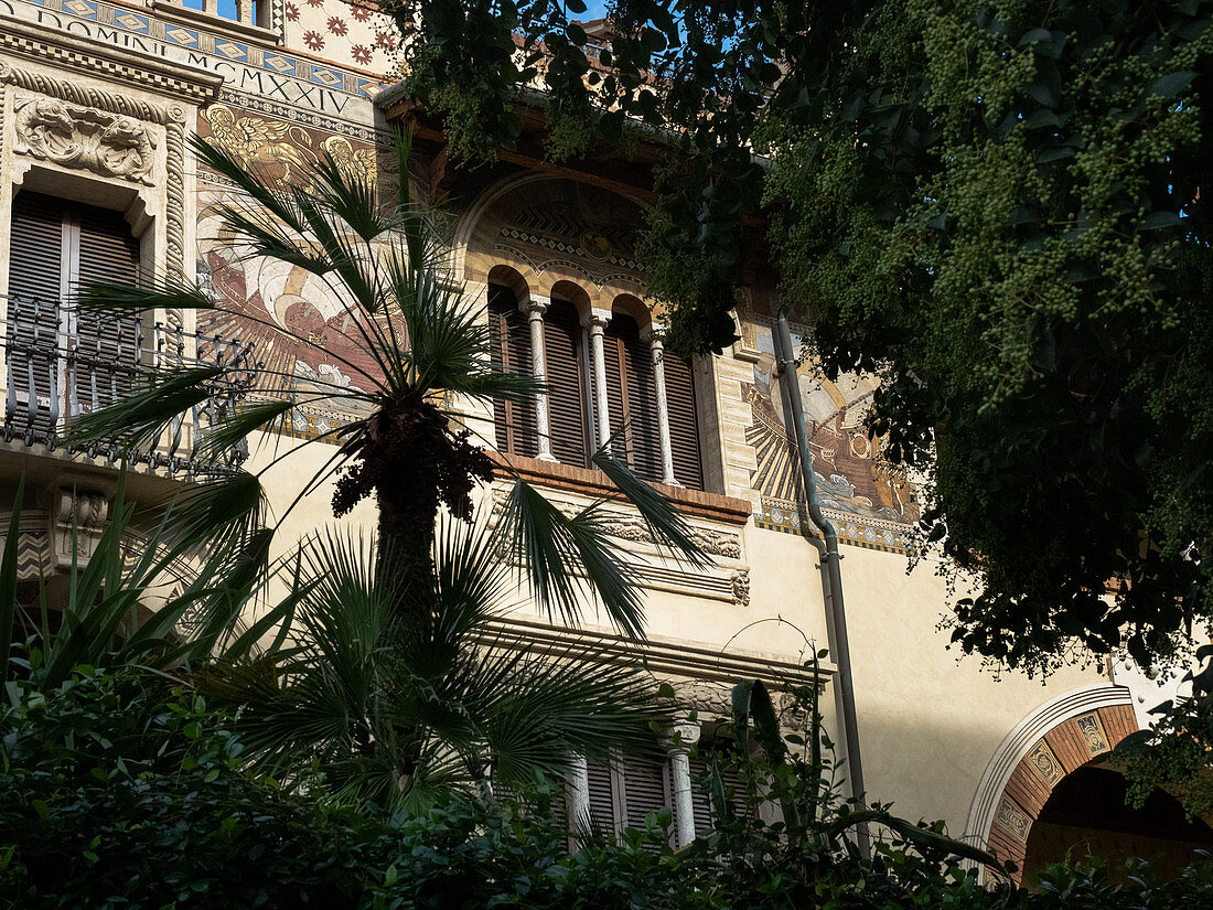 Quartiere Coppede, Rom, Italien: Detail von Villino delle Fate, mit Quadrifora oder Vier-Licht-Fenster und Jugendstil-Dekorationen an der Wand