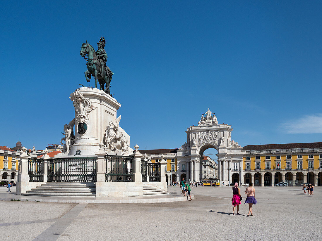 Commerce Square, palace grounds with equestrian statue of King Jose 1st, Praca do Comércio, Lisbon, Portugal, Europe