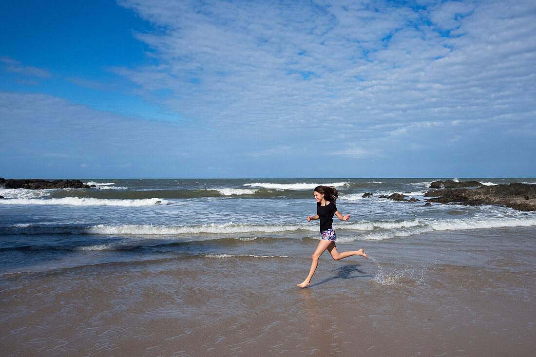 Junge Frau läuft am Strand Havaisinho bei Itacaré, Bahia, Brasilien, Südamerika