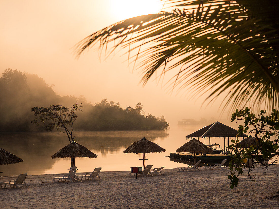 Touristen Resort am Amazonas nahe Manaus bei Sonnenaufgang, Amazonasbecken, Brasilien, Südamerika