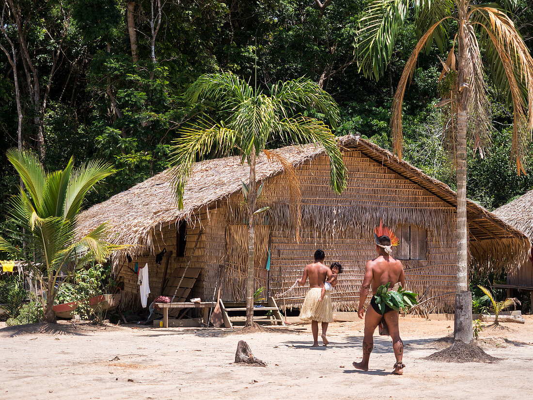 Indigene Familie vor Wohnhaus am Amazonas bei Manaus, Nucleo Cultural Indigena Cipia, Amazonasbecken, Brasilien, Südamerika