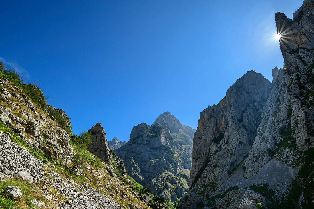Felstürme begrenzen die Schlucht Ruta del Cares, Caresschlucht, Nationalpark Picos de Europa, Kantabrisches Gebirge, Asturien, Spanien