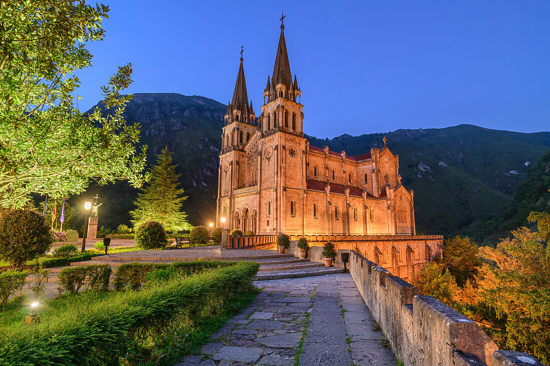 Beleuchtete Basilika von Covadonga, Covadonga, Nationalpark Picos de Europa, Kantabrisches Gebirge, Asturien, Spanien