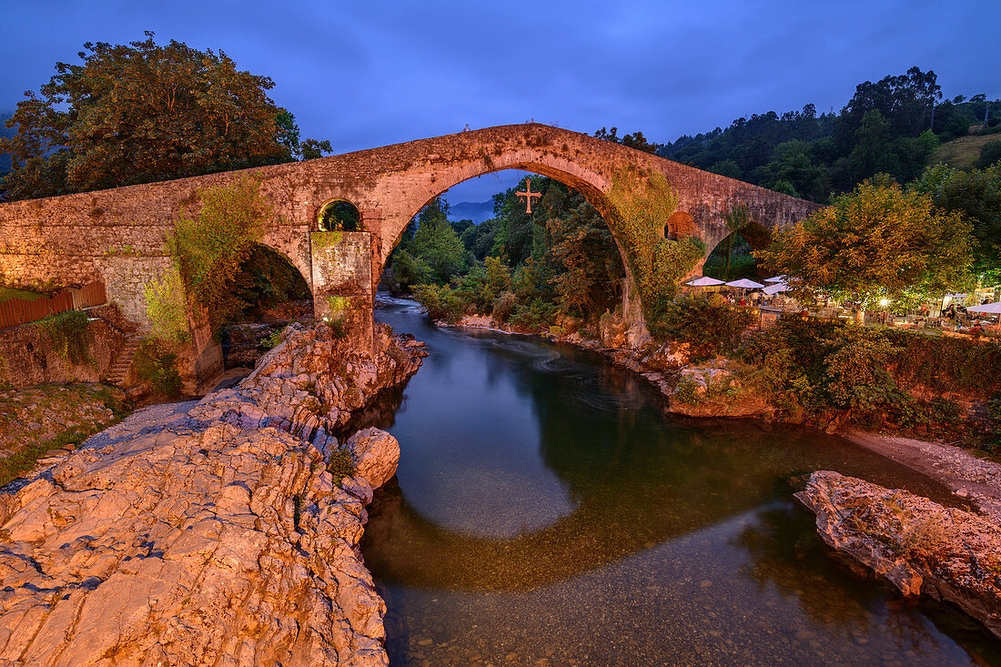 Beleuchtete Brücke in Cangas de Onis, Puente Romano, Römerbrücke, Picos de Europa, Kantabrisches Gebirge, Asturien, Spanien