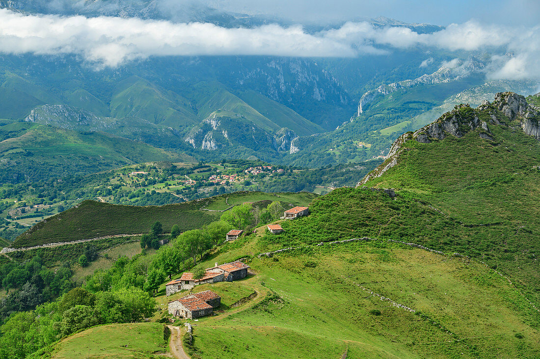 Tiefblick auf Almsiedlung am Picu Tiedu, Nationalpark Picos de Europa, Kantabrisches Gebirge, Asturien, Spanien