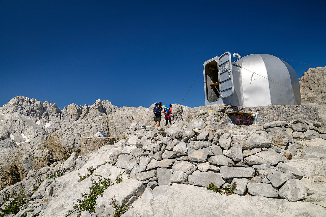 Two people hiking towards the Cabana Veronica hut, Cabana Veronica, Picos de Europa, Picos de Europa National Park, Cantabrian Mountains, Cantabria, Spain