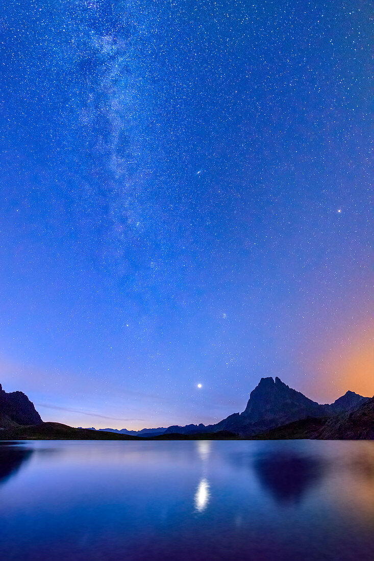 Milchstraße über Lac Roumassot und Pic du Midi d´Ossau, Lac Roumassot, Nationalpark Pyrenäen, Pyrénées-Atlantiques, Pyrenäen, Frankreich