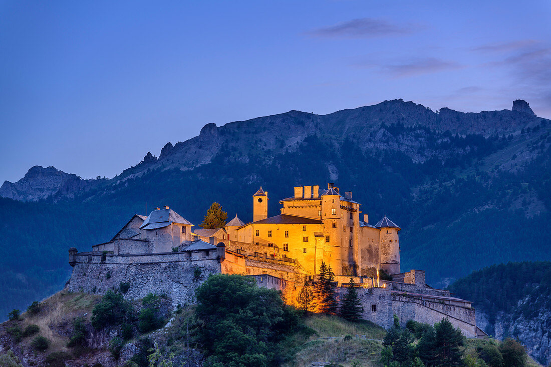 Beleuchtete Burg von Queyras mit Cottischen Alpen im Hintergrund, Queyras, Cottische Alpen, Hautes-Alpes, Frankreich