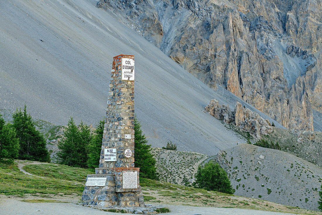 Steinsäule an der Passhöhe des Col d´Izoard, Cottische Alpen, Hautes-Alpes, Frankreich