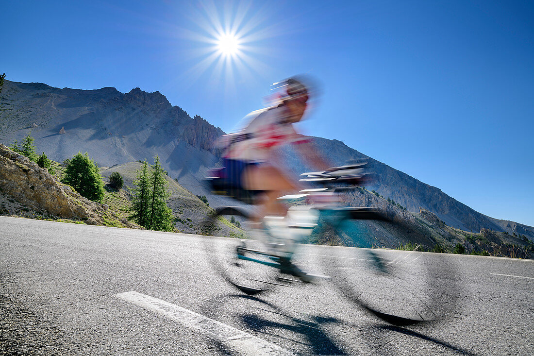 Radfahrer unscharf in der Abfahrt am Col d´Izoard, Col d´Izoard, Cottische Alpen, Hautes-Alpes, Frankreich