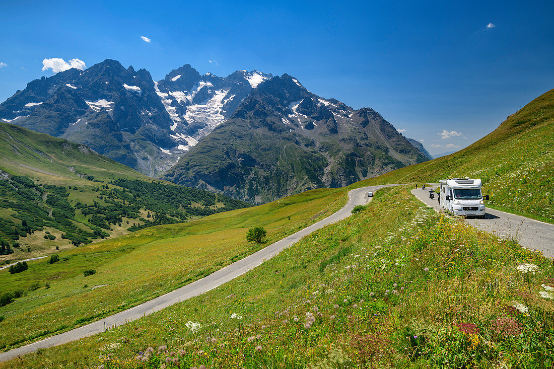 Passstraße des Col du Galibier, Meije im Hintergrund, Col du Galibier, Hautes-Alpes, Savoie, Frankreich