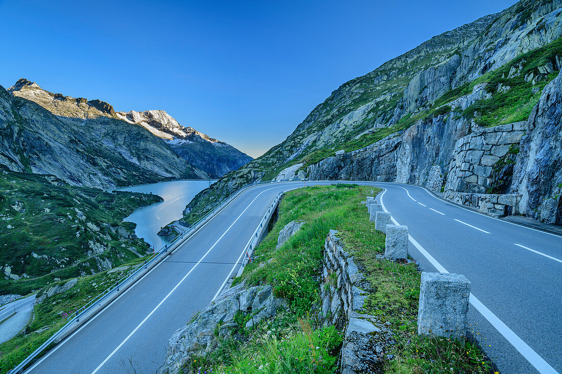 Grimsel Pass Road with Räterichsbodensee and Bernese Alps in the background, Grimsel Pass, UNESCO World Natural Heritage Jungfrau-Aletsch, Bernese Alps, Switzerland