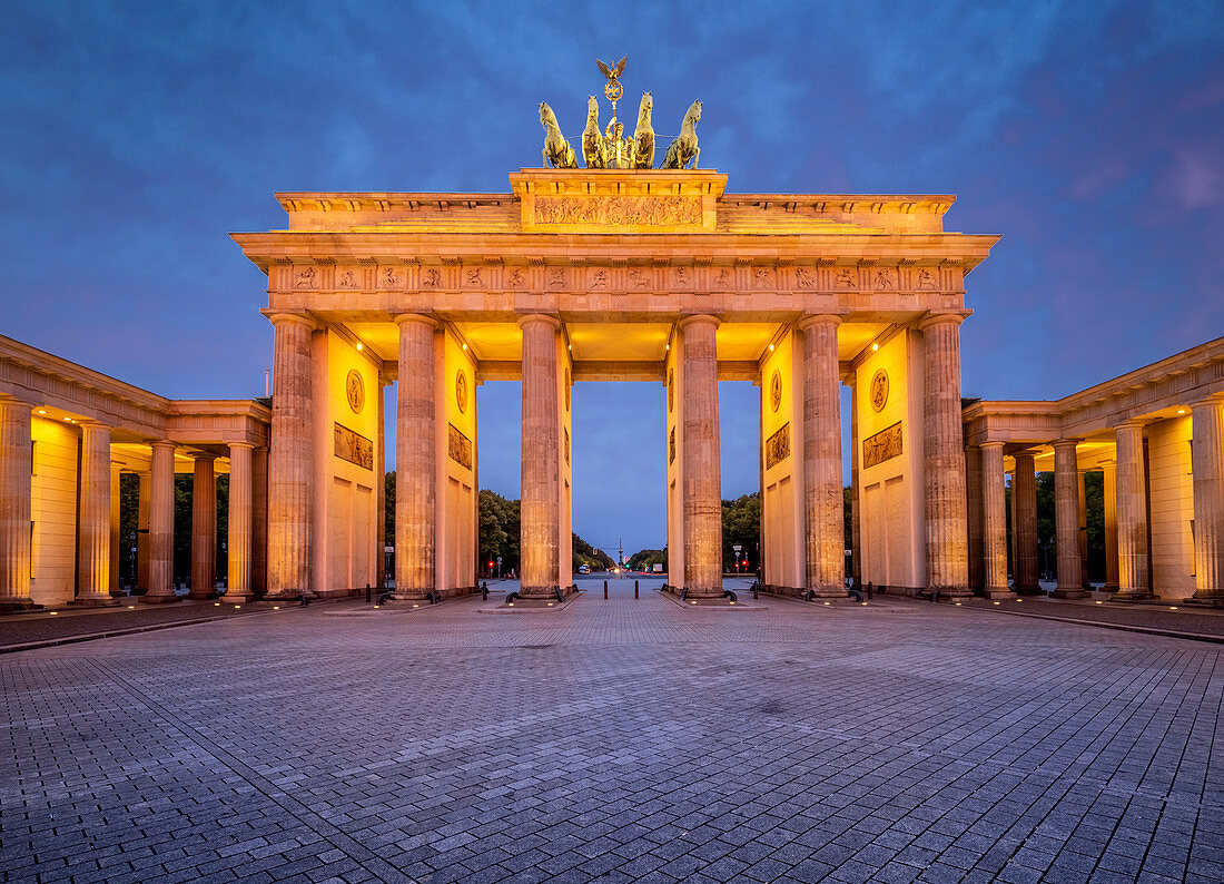 Brandenburger Tor at sunrise, Mitte, Berlin, Germany