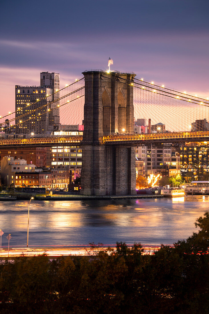 Eine Ansicht des Brooklyn-Bezirks von New York City und der Brooklyn-Brücke von der Manhattan-Brücke. Manhattan, New York City, New York, USA.