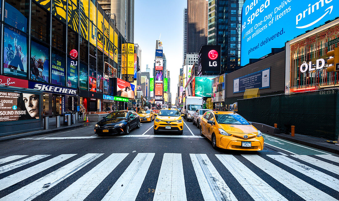 Yellow Taxi in Times Square, Manhattan, New York, USA