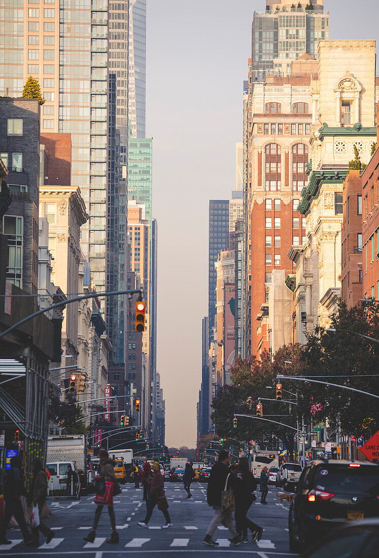 Eine der vielen New Yorker Straßen. Manhattan, New York, USA