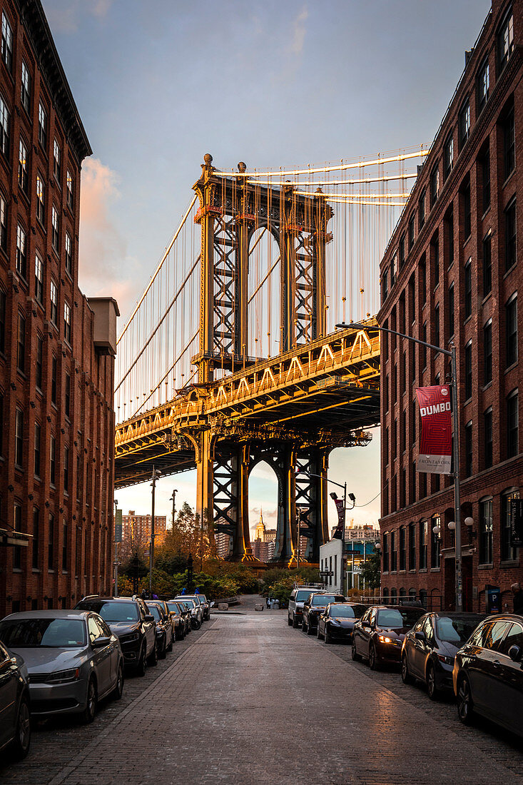 Ansicht der ikonischen Manhattan-Brücke, vom Dumbo-Bezirk in Brooklin., Manhattan, New York City, USA