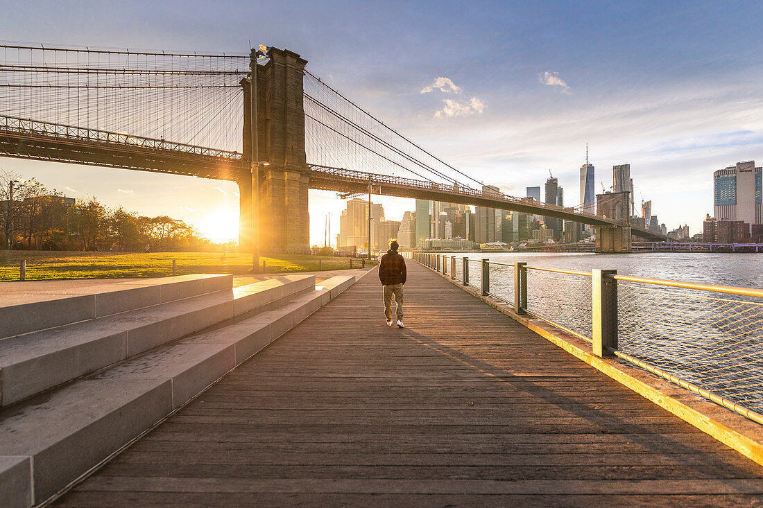 Sonnenuntergang in Brooklin nahe Brooklin-Brücke, mit Manhattan auf dem Hintergrund. New York City, USA.