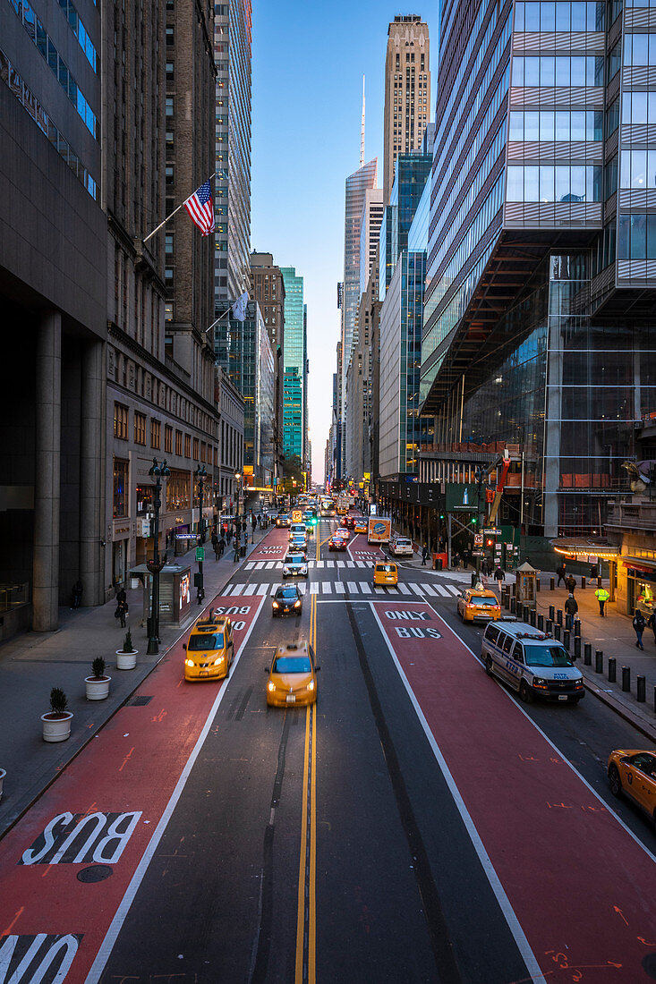 Hohe Wolkenkratzer und eine perfekt gerade Straße in Manhattan, New York City, USA