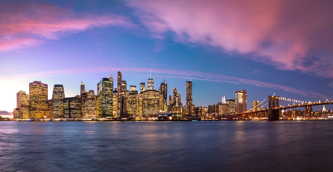 Manhattan skyline from Brooklin. Manhattan, New York, USA