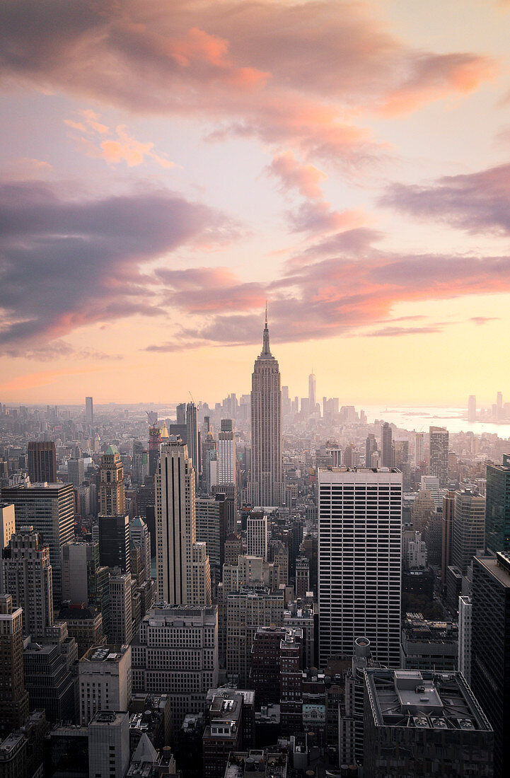 New York City Skyline mit Empire State Building und Liberty Tower während des Sonnenuntergangs, von Top Of The Rock Building.