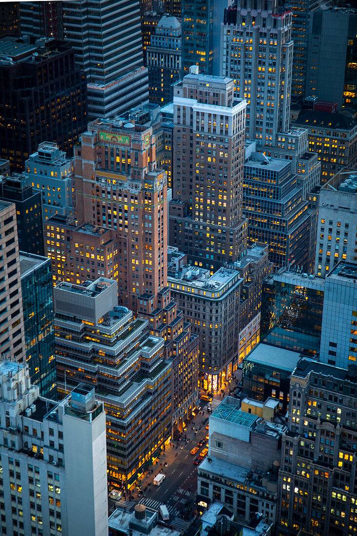 Hohe Winkelansicht von Manhattan während der Dämmerung. Manhattan, New York City, USA