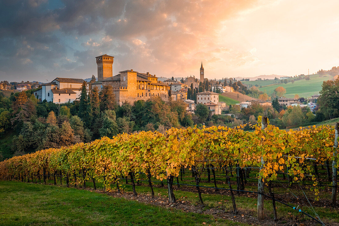 Levizzano Rangone Schloss und Dorf während des Sonnenuntergangs. Provinz Modena, Emilia Romagna, Italien.
