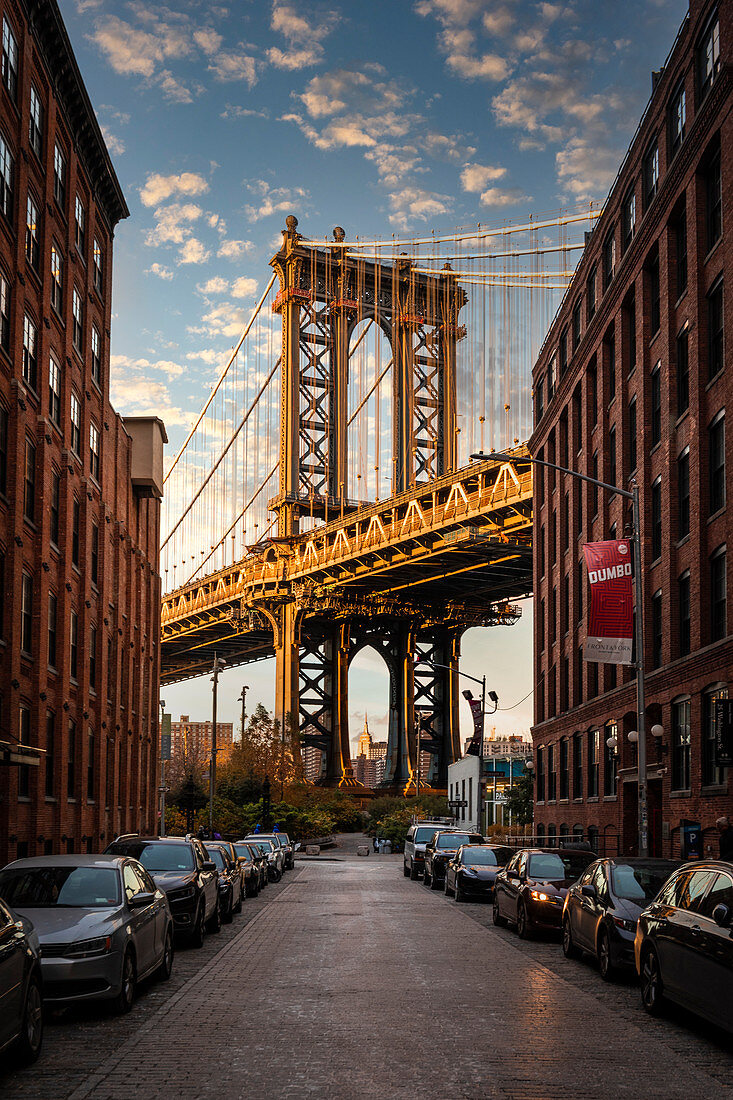 Manhattan-Brücke während des Sonnenuntergangs, eine Ansicht vom Dumbo-Bezirk in Brooklin. New York City, USA.