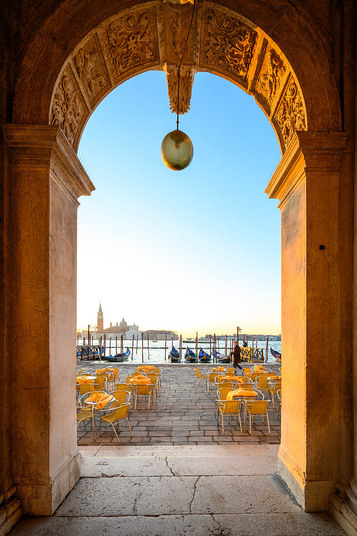 Sonnenaufgang am Markusplatz, mit San Giorgio Kirche im Hintergrund. Venedig, Venetien, Italien.