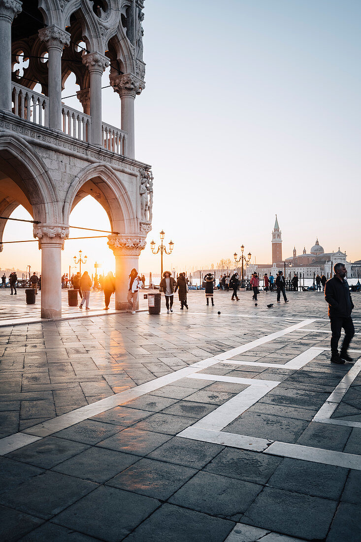 Sonnenaufgang am Markusplatz, mit San Giorgio Kirche im Hintergrund. Venedig, Venetien, Italien.