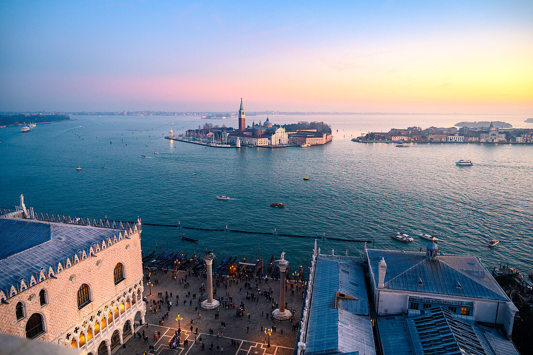 St. Mark Square und St. George Island während des Sonnenuntergangs, vom St. Mark Bell Tower aus gesehen. Venedig, Venetien, Italien.