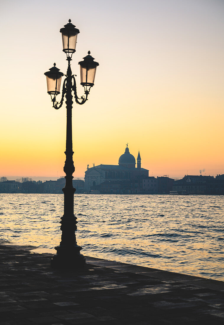 Insel und Kirche San Giorgio während des Sonnenaufgangs von Punta della Dogana aus gesehen. Venedig, Venetien, Italien.