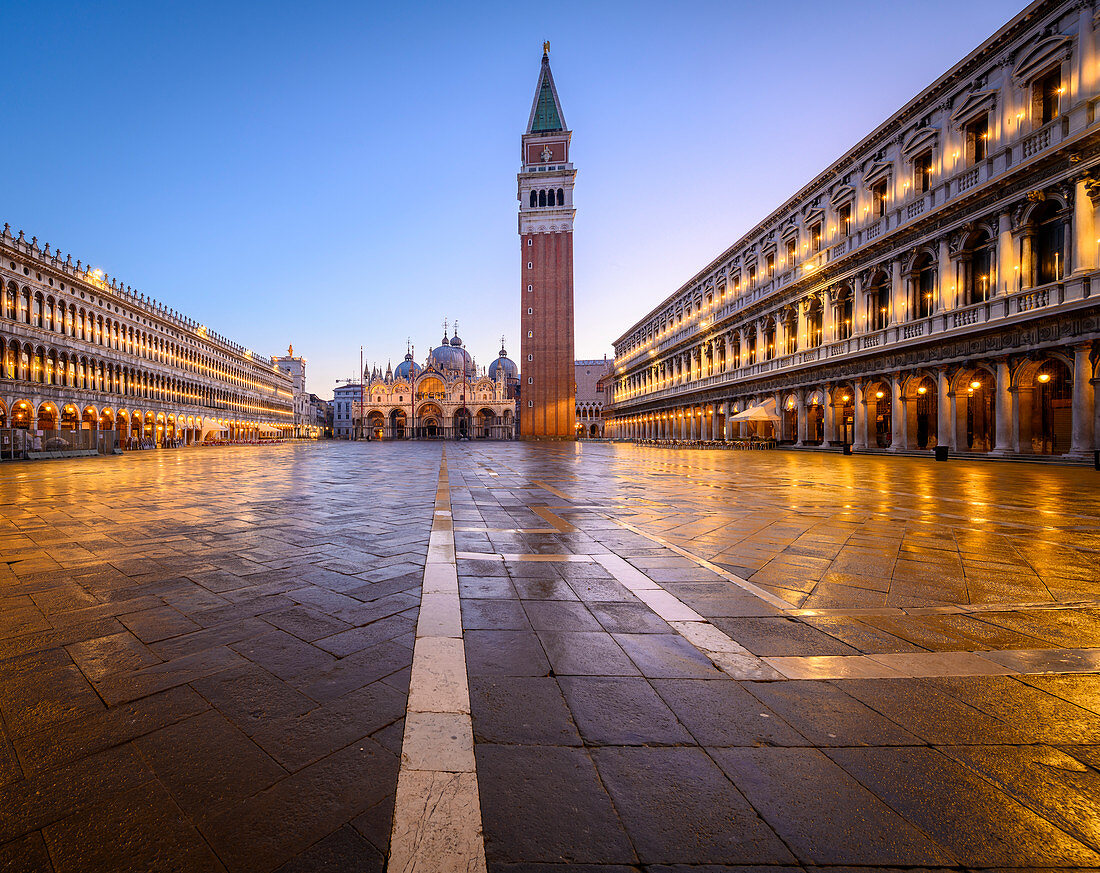 Markusplatz und Glockenturm vor Sonnenaufgang. Venedig, Venetien, Italien.