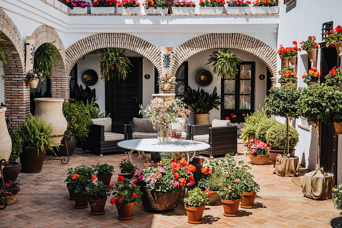 Innenraum einer Terrasse in der Stadt Cordoba, Andalusien, Spanien.