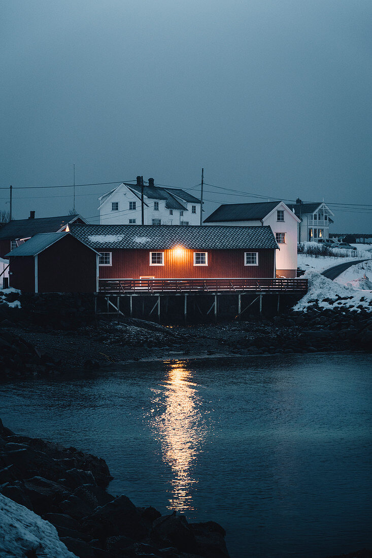 Hamnoy-Dorf bei Nacht, Lofoten-Inseln, Nordland, Norwegen.