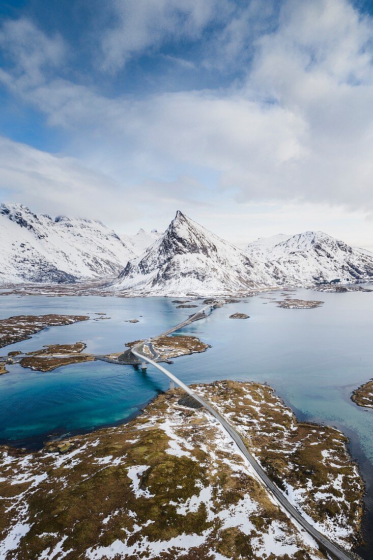 Hohe Winkelansicht von Fredvang-Brücken, Lofoten-Inseln, Nordland, Norwegen.